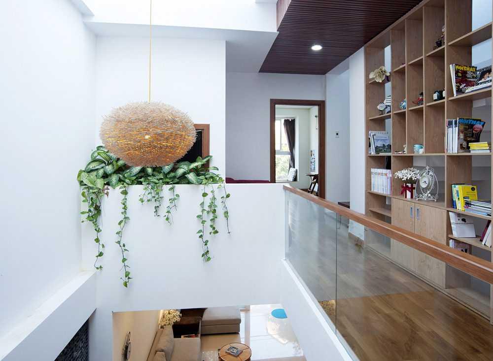 Hành lang tầng 2 dẫn vào các phòng ngủ nhà ống