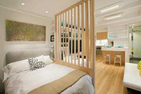 Kiểu vách ngăn đơn giản tạo liên kết không gian giữa phòng khách và phòng ngủ